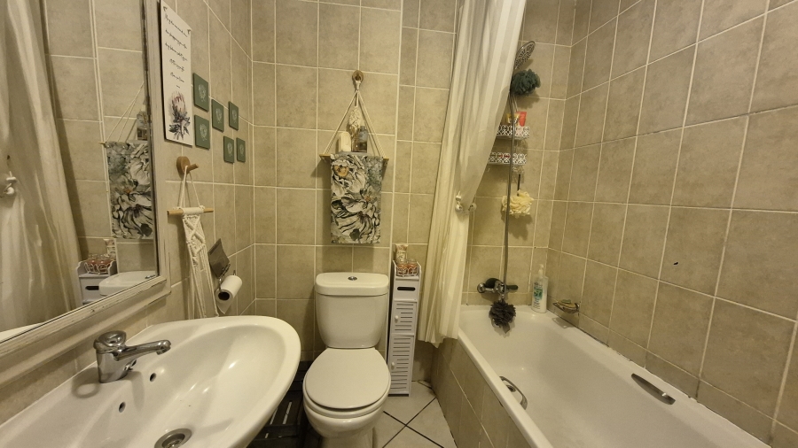 2 Bedroom Property for Sale in Whispering Pines Western Cape